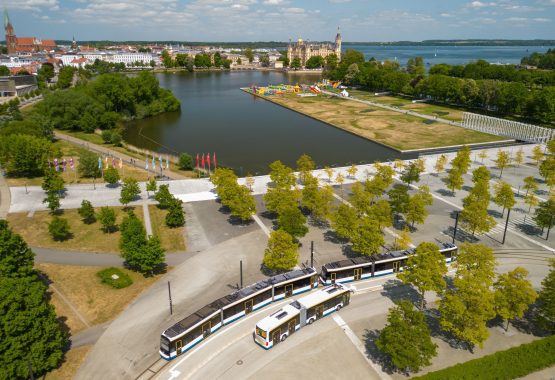 Bertha-Klingenberg-Platz mit Straßenbahn aus der Luft gesehen